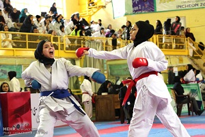 رقابت ۹۰۰ بانوی کاراته کار آسیایی در یزد آغاز شد