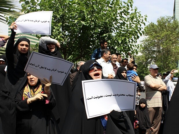 تجمع بزرگ بانوان میبدی در حمایت از حکم عفاف و حجاب در پارک فلسطین