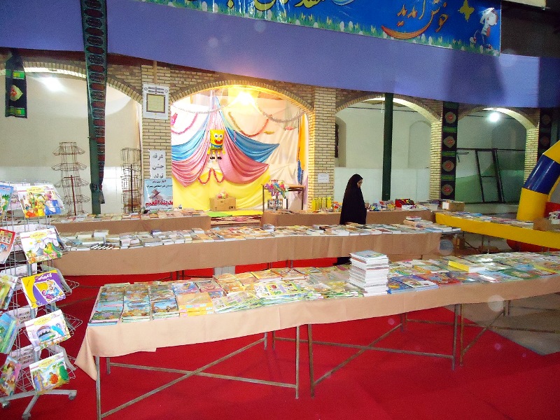 تصاویر/ افتتاح نمایشگاه کتاب و لوازم التحریر در میبد