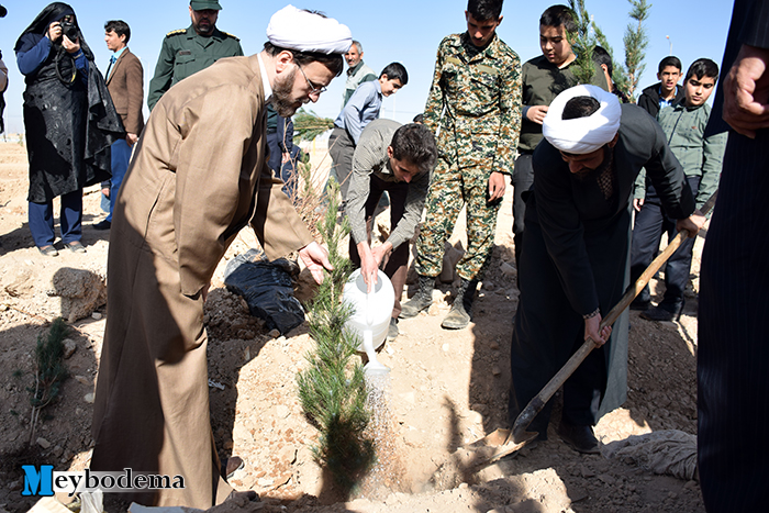 گزارش تصویری از برگزاری آئین روز درختکاری با حضور مسئولین، بسیجیان و دانش آموزان