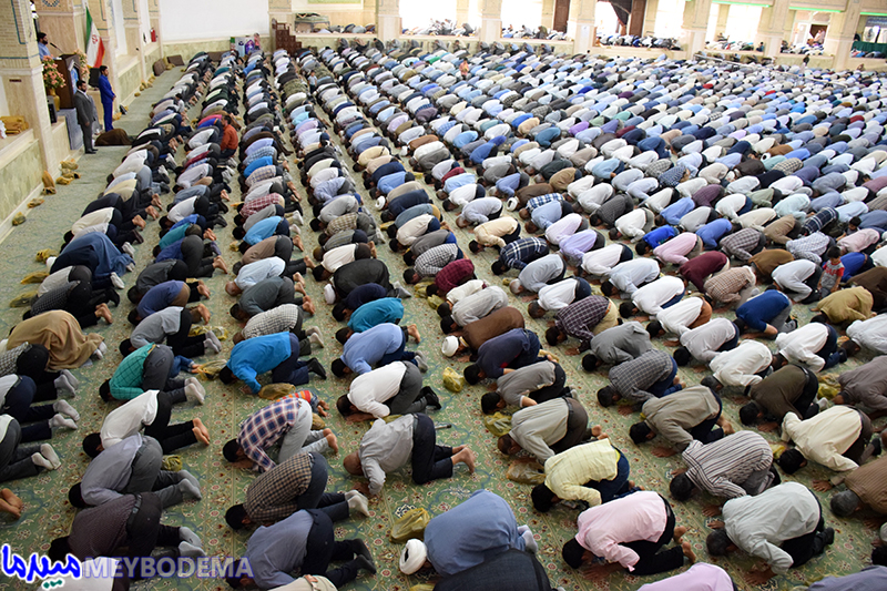 عکس/ حضور با شکوه مردم روزه‌دار میبد در دومین نماز جمعه ماه مبارک رمضان
