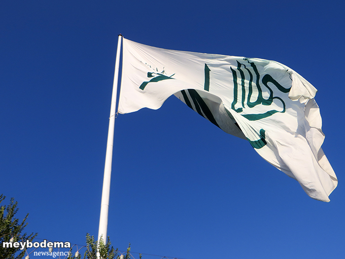 گزارش تصویری از برافراشتن پرچم بزرگ علوی در شهرستان میبد/ تکمیلی همراه با عکس های جدید