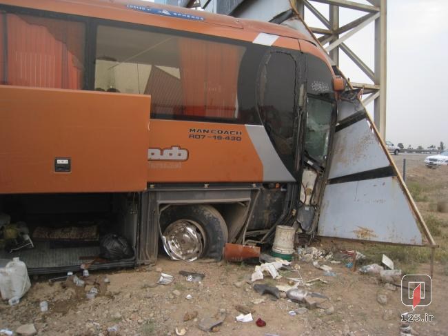 زخمی شدن ۱۹ نفر در حادثه سقوط یک اتوبوس در جاده کمربندی میبد