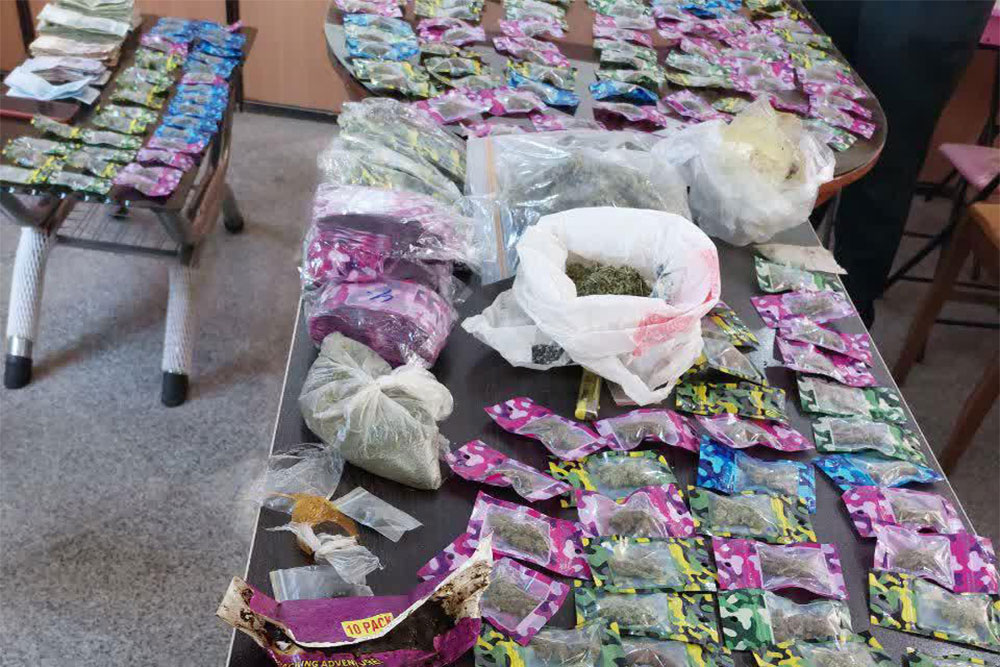 دستگیری یکی از بزرگترین خرده فروشان مواد مخدر در میبد+ تصاویر