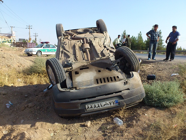 تصاویر: واژگونی یک خودرو در ورودی شهرک مهرآباد میبد