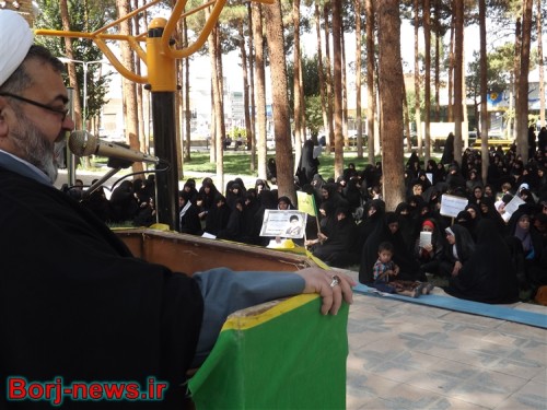 تصاویری از تجمع بانوان میبدی در پارک فلسطین در اعتراض به گسترش بدحجابی