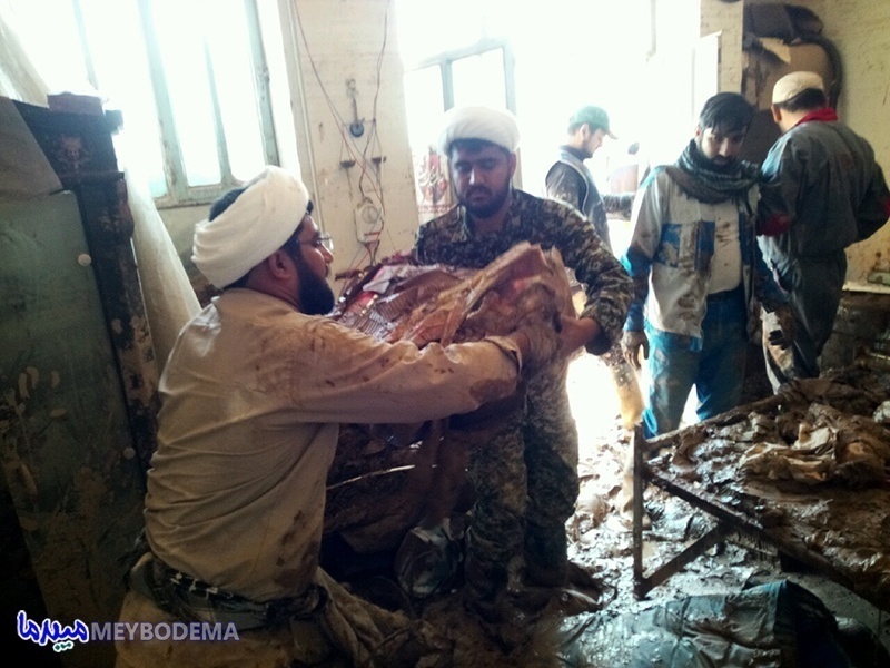 گزارش تصویری از فعالیت طلاب اردکانی در منطقه سیل زده پل‌دختر