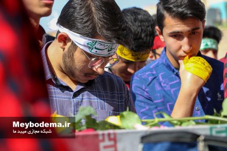 استقبال دانش‌آموزان دبیرستان شاهد حضرت ولی‌عصر(عج) از شهید گمنام عملیات رمضان